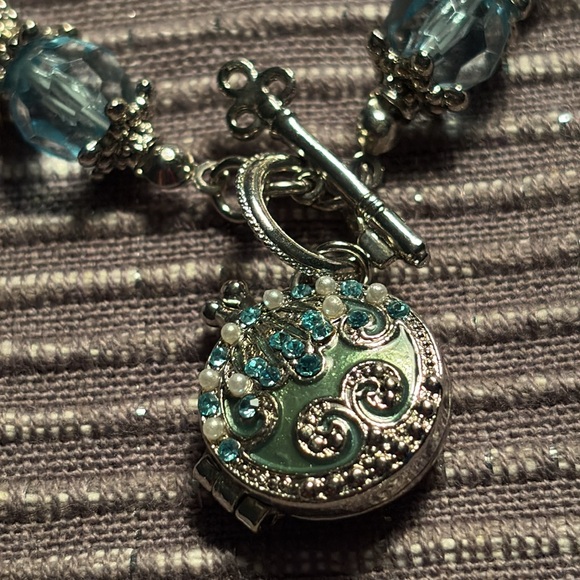 Elegant Blue and Silver Locket Bracelet, great condition - Picture 2 of 7